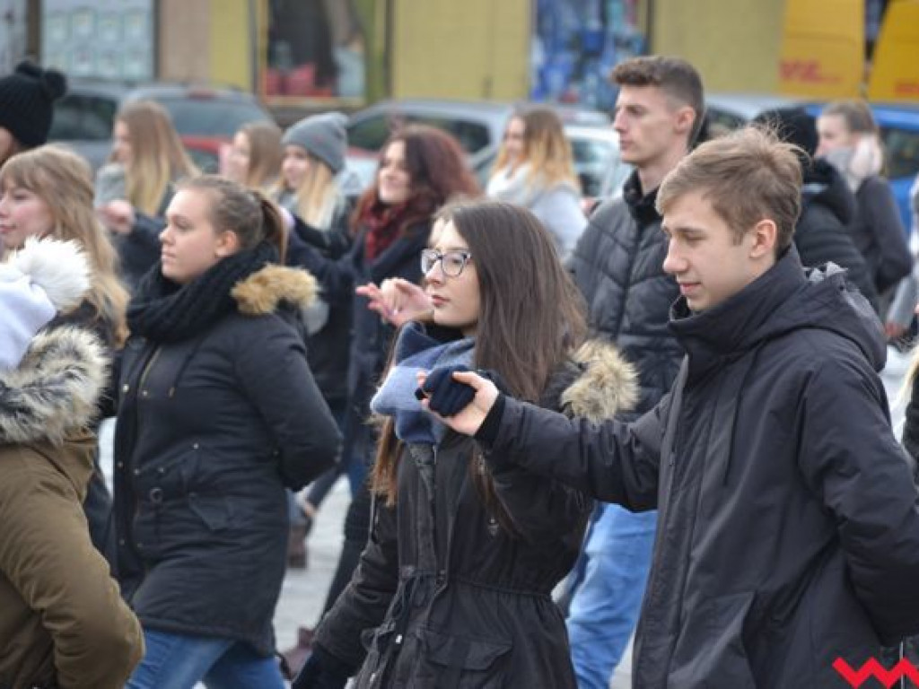 Tradycji stało się zadość. Licealiści zatańczyli na rynku poloneza