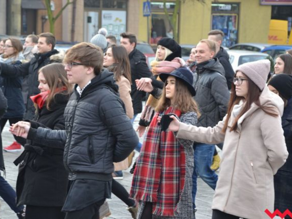 Tradycji stało się zadość. Licealiści zatańczyli na rynku poloneza
