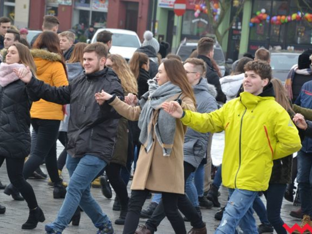 Tradycji stało się zadość. Licealiści zatańczyli na rynku poloneza