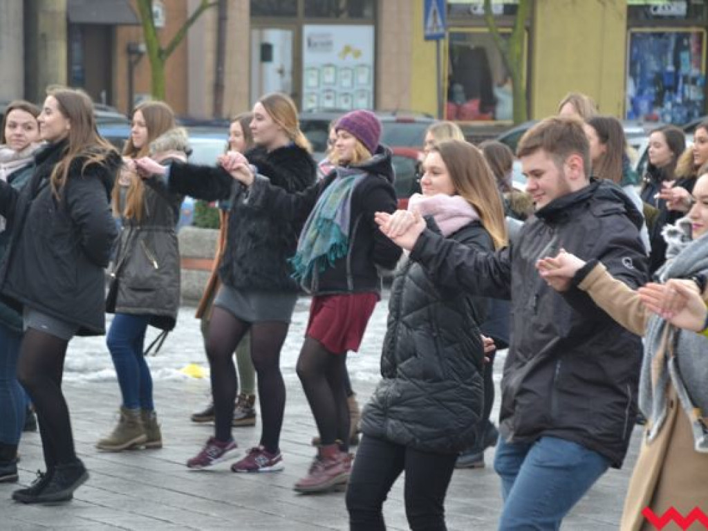 Tradycji stało się zadość. Licealiści zatańczyli na rynku poloneza
