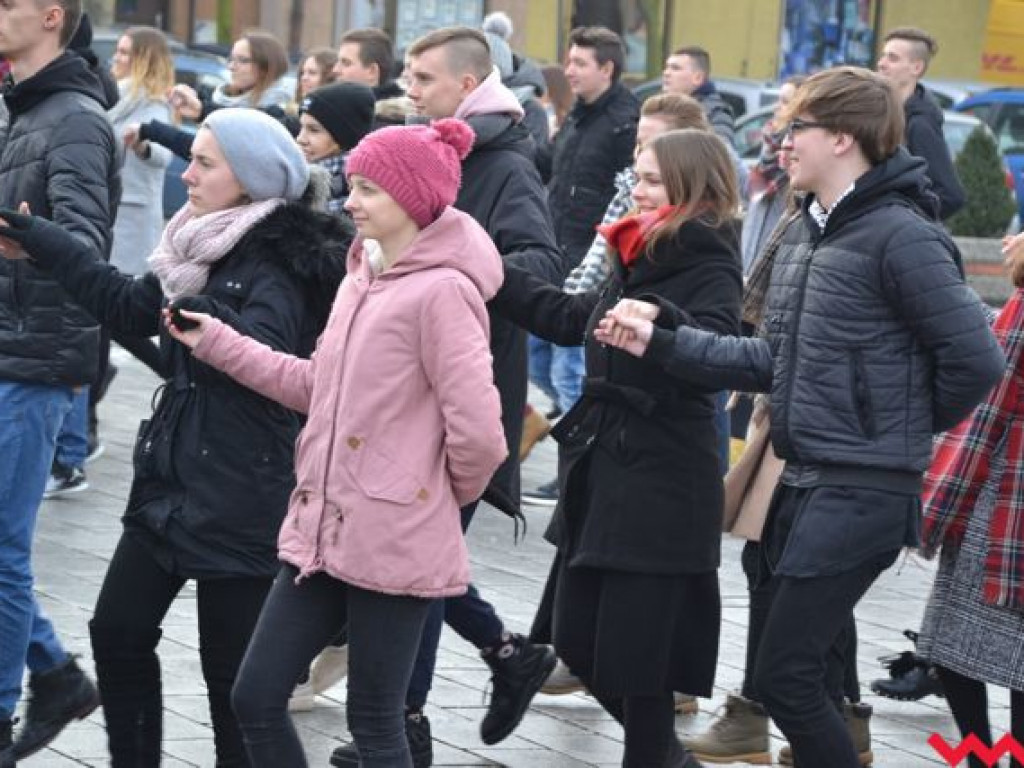 Tradycji stało się zadość. Licealiści zatańczyli na rynku poloneza