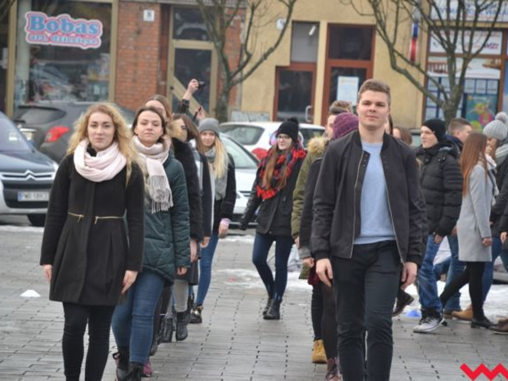 Tradycji stało się zadość. Licealiści zatańczyli na rynku poloneza