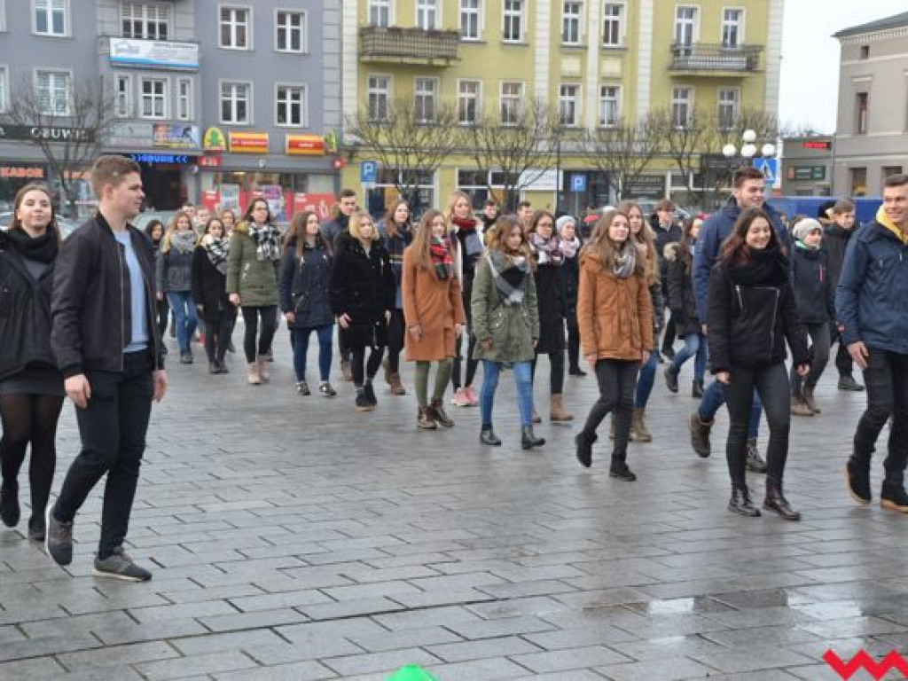 Tradycji stało się zadość. Licealiści zatańczyli na rynku poloneza