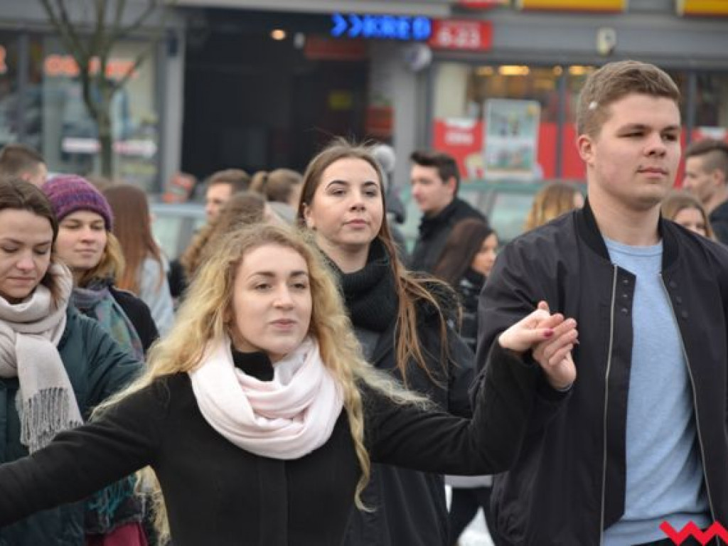 Tradycji stało się zadość. Licealiści zatańczyli na rynku poloneza