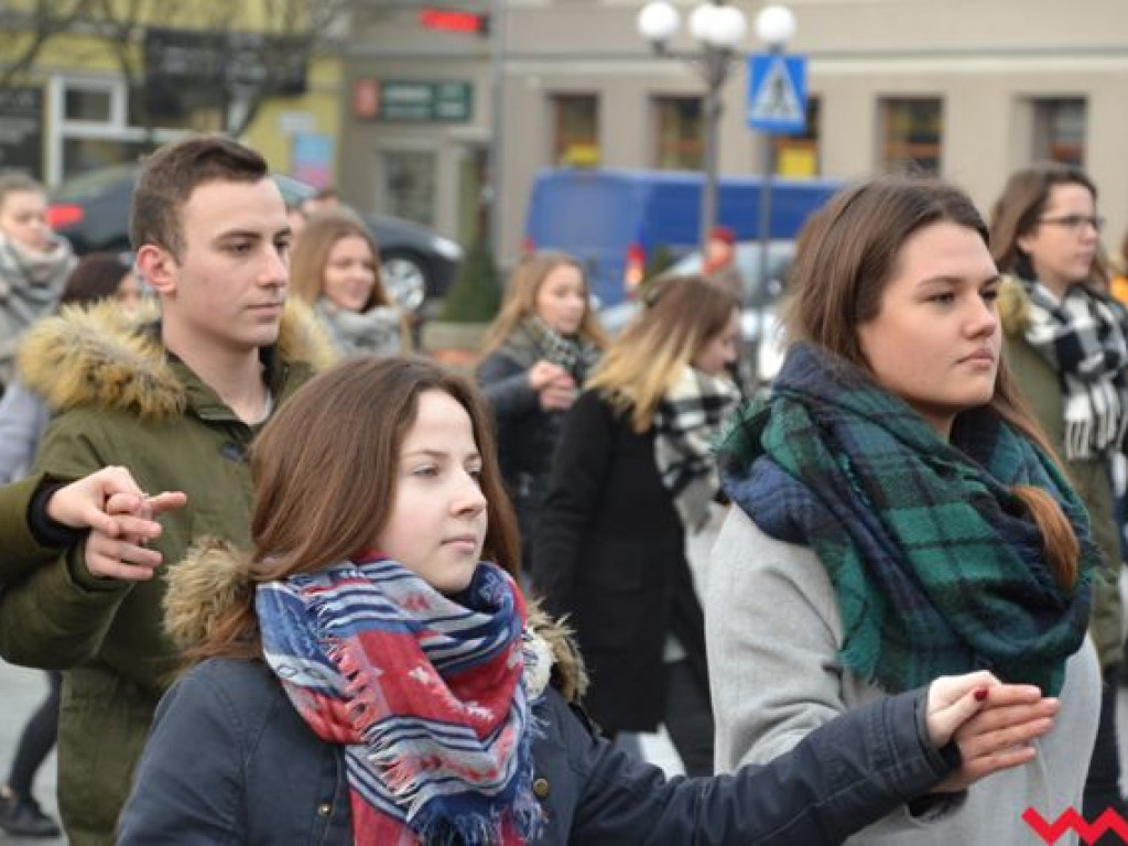 Tradycji stało się zadość. Licealiści zatańczyli na rynku poloneza