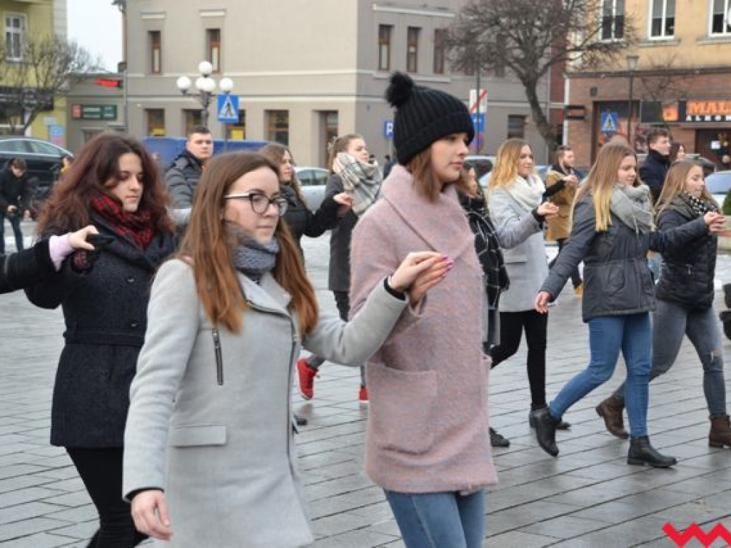 Tradycji stało się zadość. Licealiści zatańczyli na rynku poloneza
