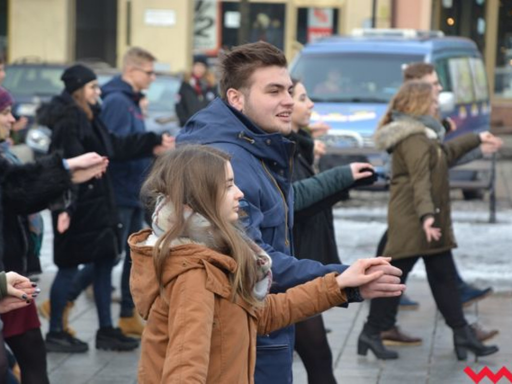 Tradycji stało się zadość. Licealiści zatańczyli na rynku poloneza