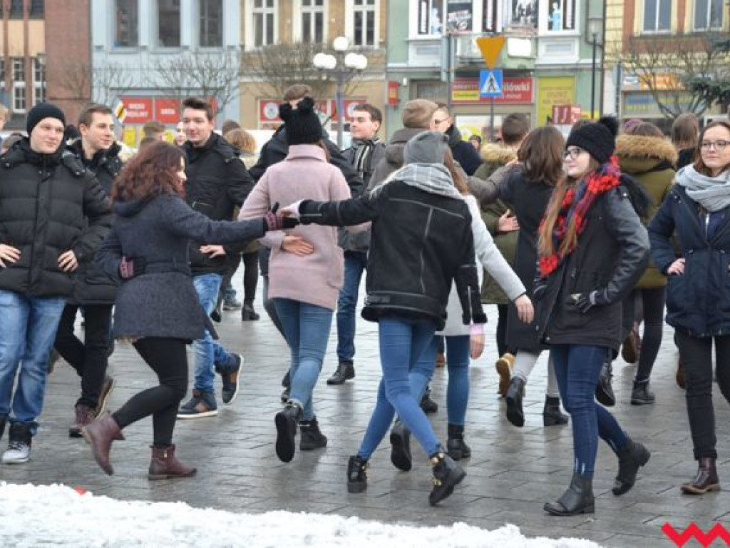 Tradycji stało się zadość. Licealiści zatańczyli na rynku poloneza