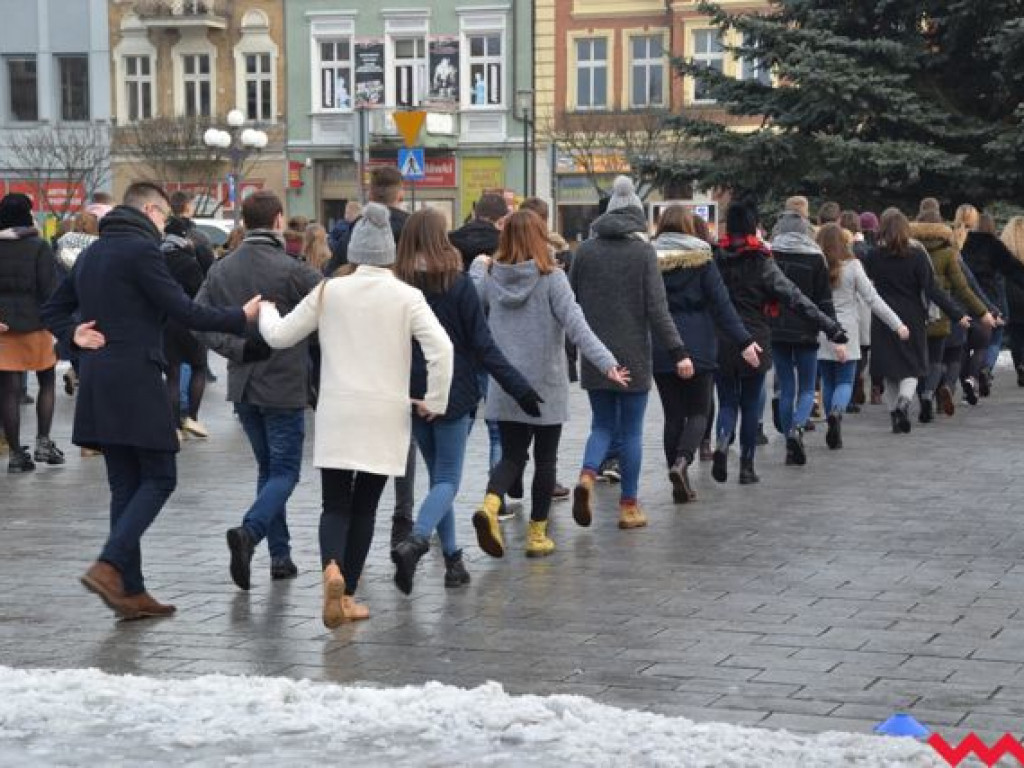 Tradycji stało się zadość. Licealiści zatańczyli na rynku poloneza