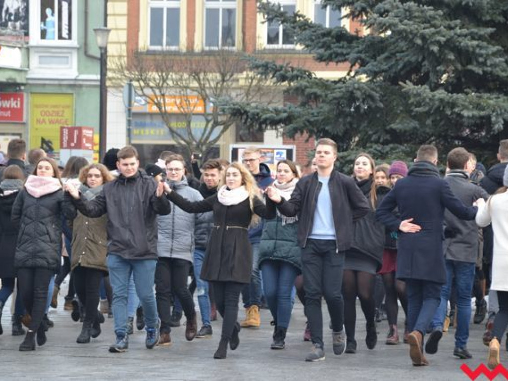Tradycji stało się zadość. Licealiści zatańczyli na rynku poloneza