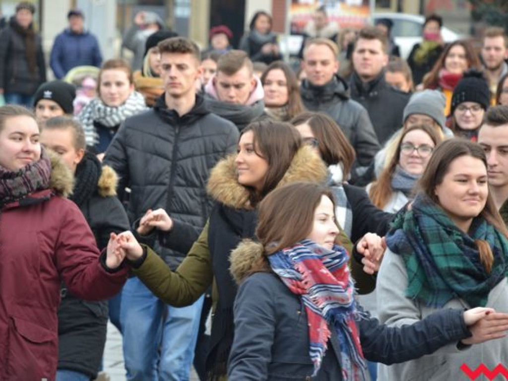 Tradycji stało się zadość. Licealiści zatańczyli na rynku poloneza