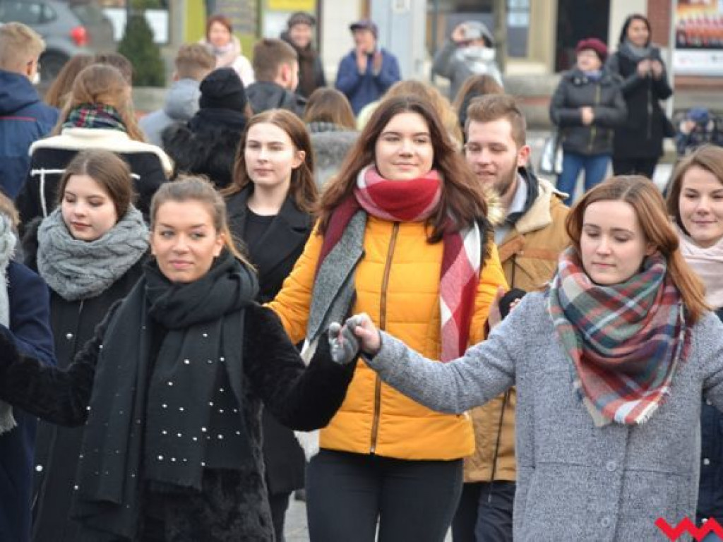 Tradycji stało się zadość. Licealiści zatańczyli na rynku poloneza