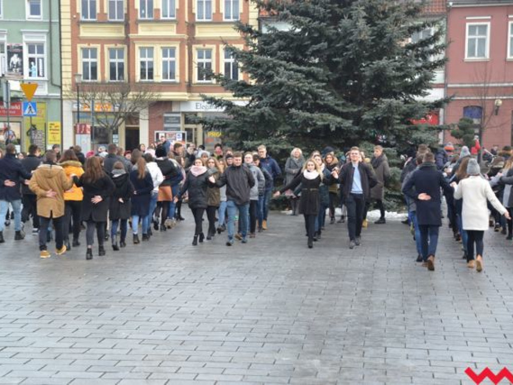 Tradycji stało się zadość. Licealiści zatańczyli na rynku poloneza