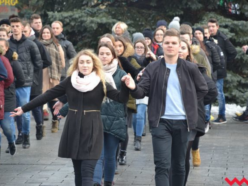 Tradycji stało się zadość. Licealiści zatańczyli na rynku poloneza