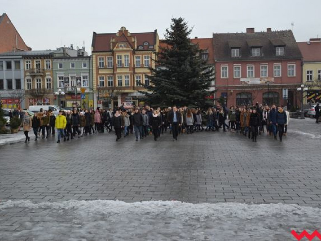 Tradycji stało się zadość. Licealiści zatańczyli na rynku poloneza