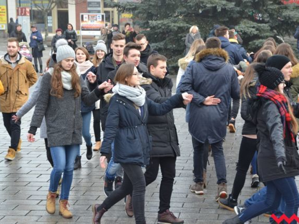 Tradycji stało się zadość. Licealiści zatańczyli na rynku poloneza