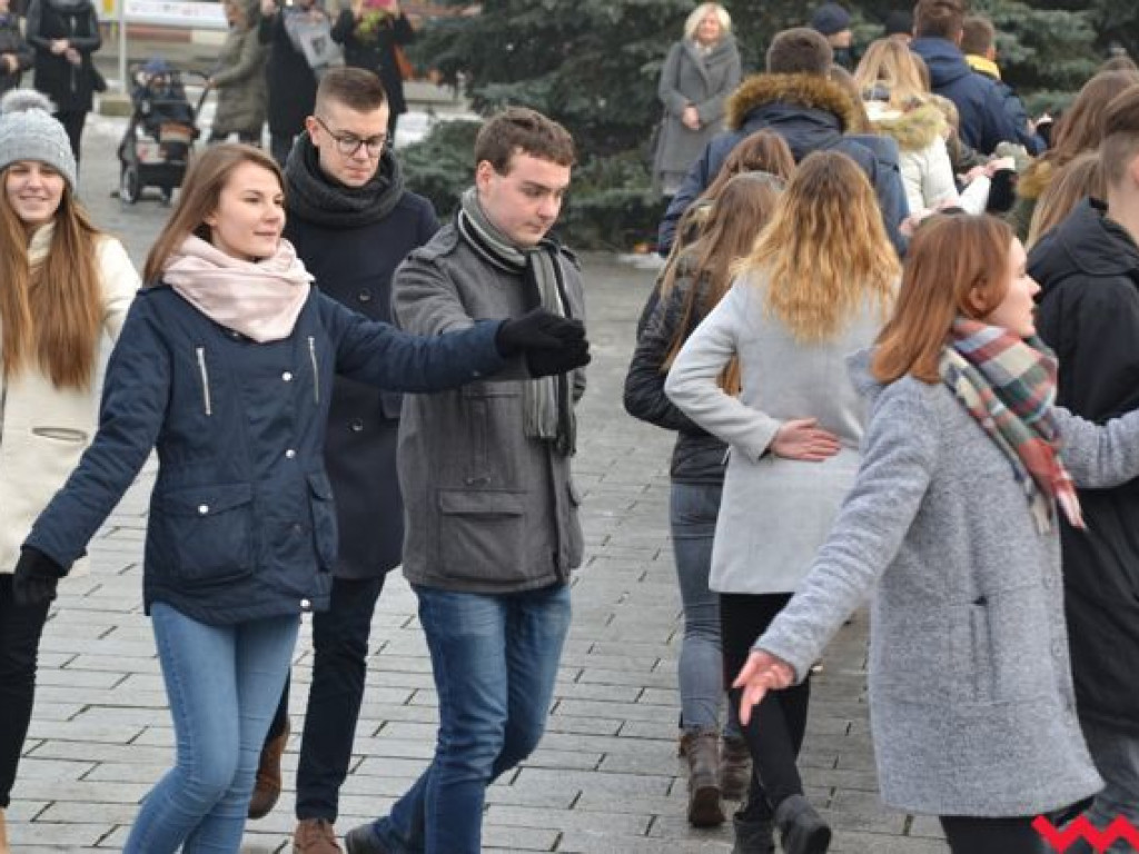 Tradycji stało się zadość. Licealiści zatańczyli na rynku poloneza