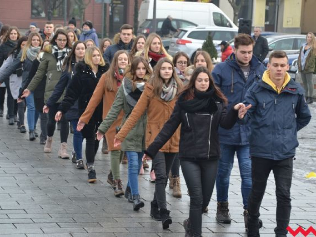 Tradycji stało się zadość. Licealiści zatańczyli na rynku poloneza