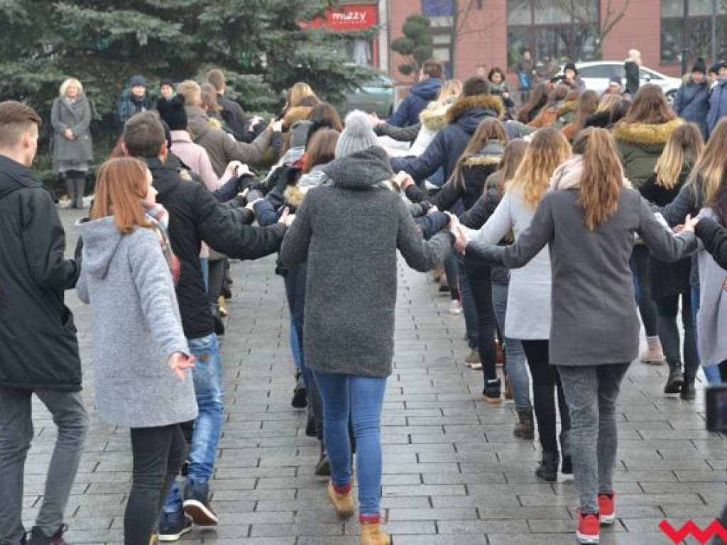 Tradycji stało się zadość. Licealiści zatańczyli na rynku poloneza