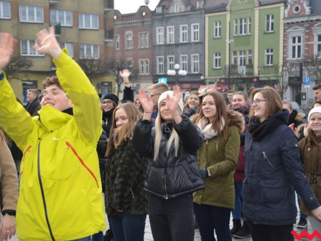 Tradycji stało się zadość. Licealiści zatańczyli na rynku poloneza