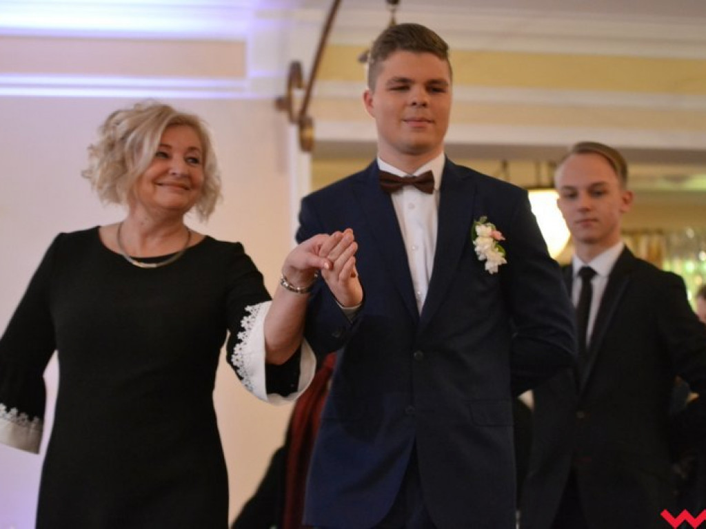 Polonez, toast do dna i niech żyje bal! Tak się bawi  „Sienkiewicz”