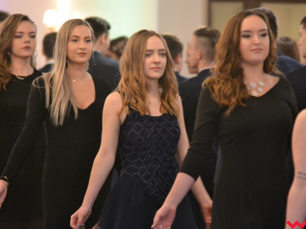 Polonez, toast do dna i niech żyje bal! Tak się bawi  „Sienkiewicz”