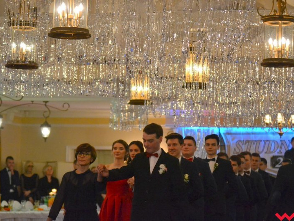 Polonez, toast do dna i niech żyje bal! Tak się bawi  „Sienkiewicz”