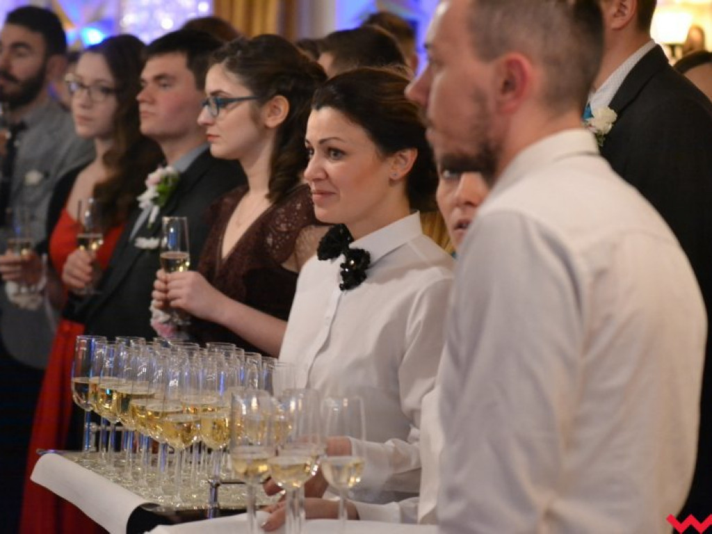 Polonez, toast do dna i niech żyje bal! Tak się bawi  „Sienkiewicz”