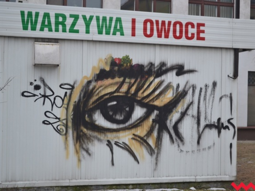 Patrzy na nas, czy puszcza oko? Tajemniczy grafficiarz grasuje po Wrześni
