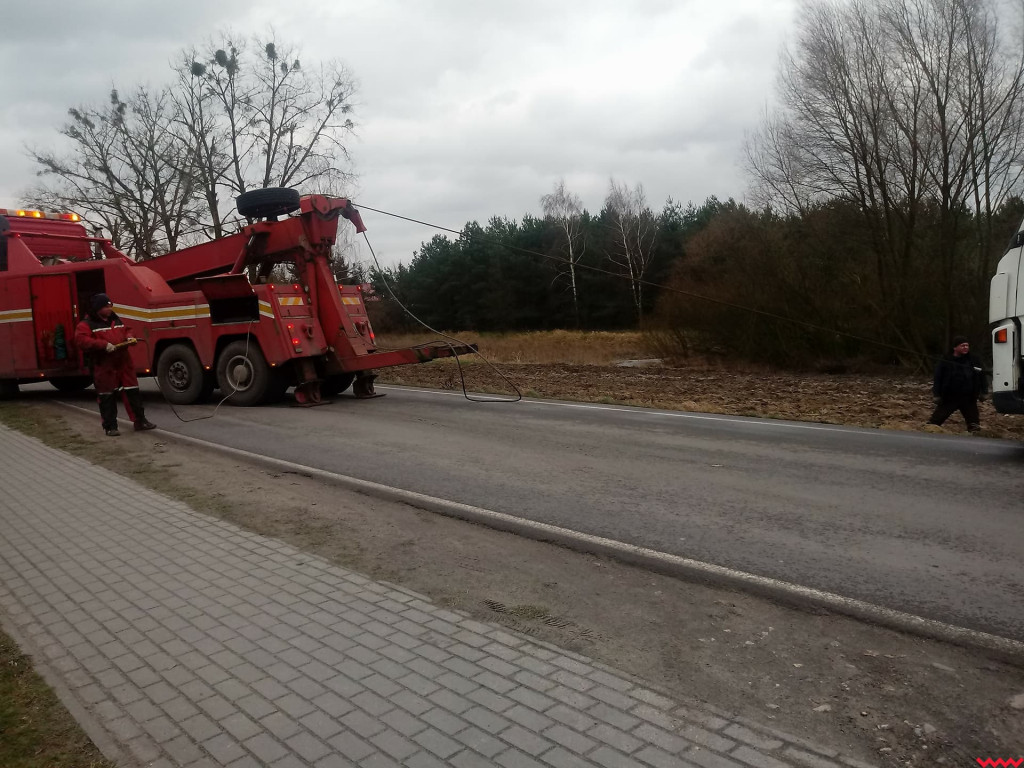 Ciężarówka zjechała z drogi i przewróciła się na bok