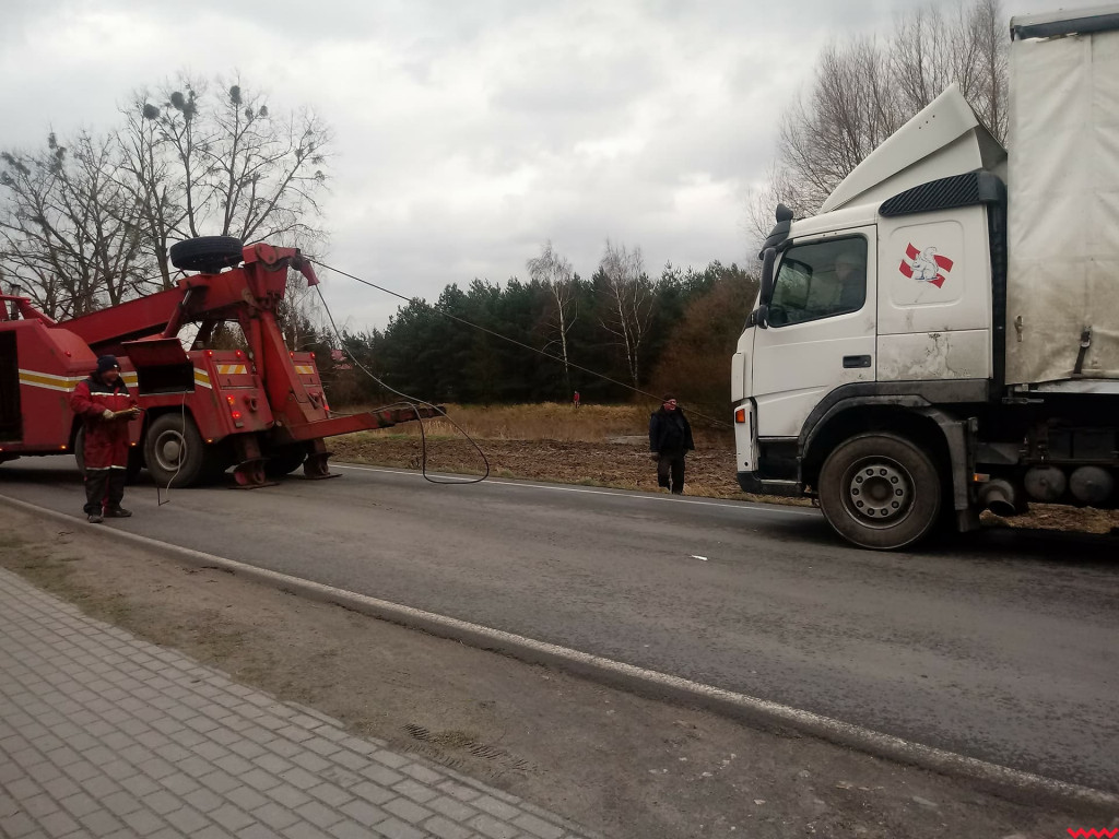 Ciężarówka zjechała z drogi i przewróciła się na bok