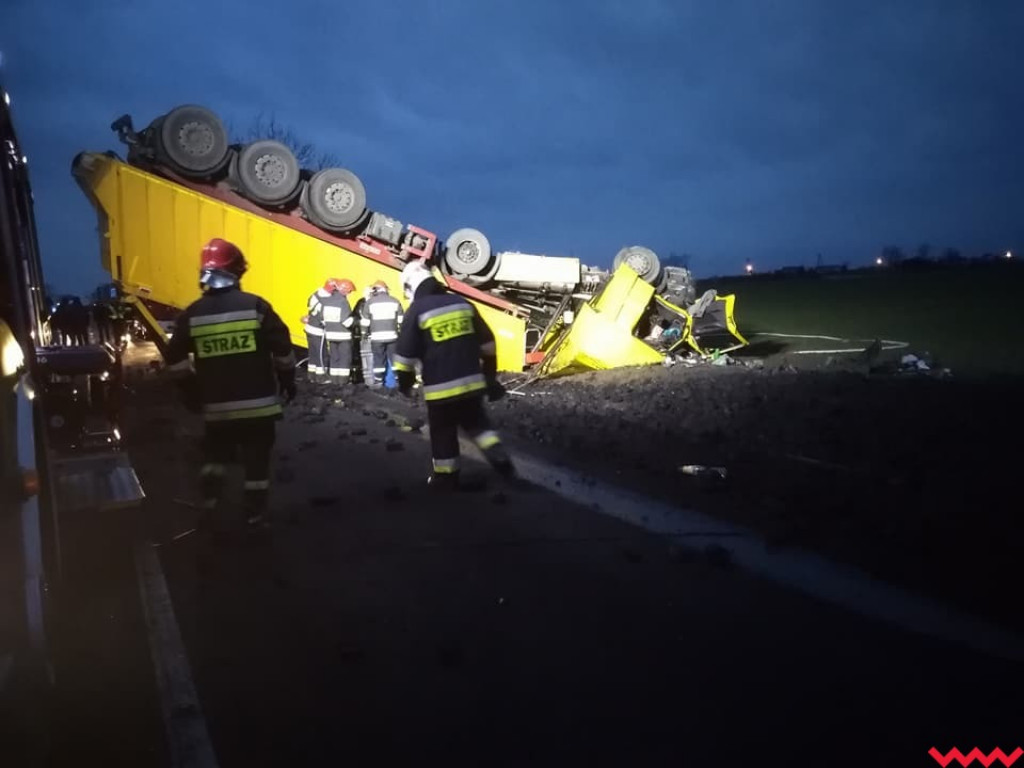 Przewrócona ciężarówka zablokowała drogę krajową AKTUALIZACJA