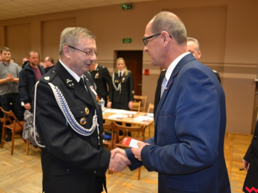 Grad odznaczeń u strażaków w Miłosławiu. Niektórzy z jednostką są już związani od pół wieku!