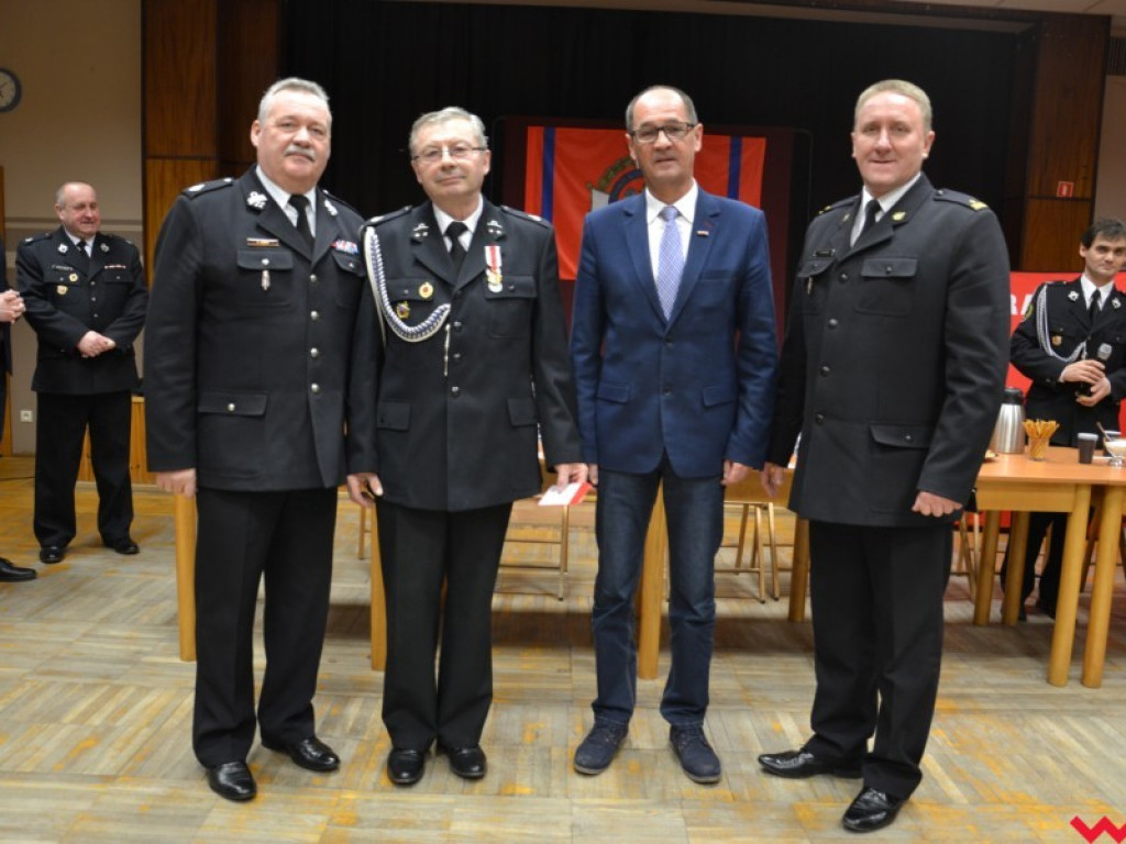 Grad odznaczeń u strażaków w Miłosławiu. Niektórzy z jednostką są już związani od pół wieku!