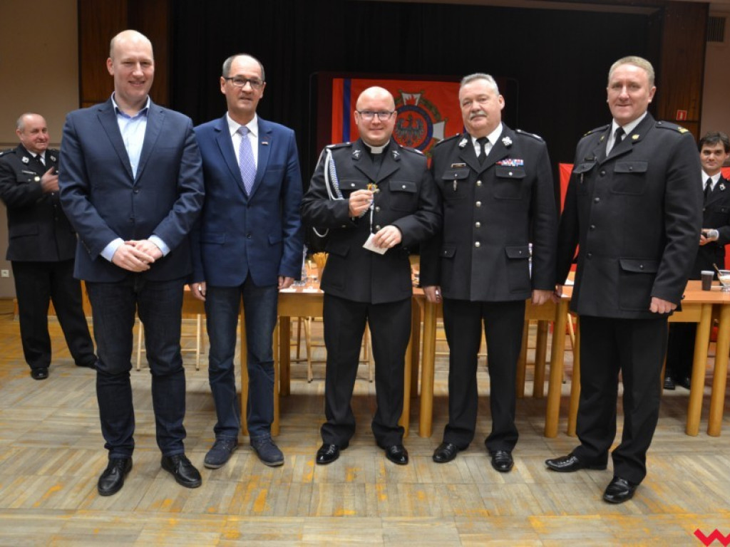 Grad odznaczeń u strażaków w Miłosławiu. Niektórzy z jednostką są już związani od pół wieku!