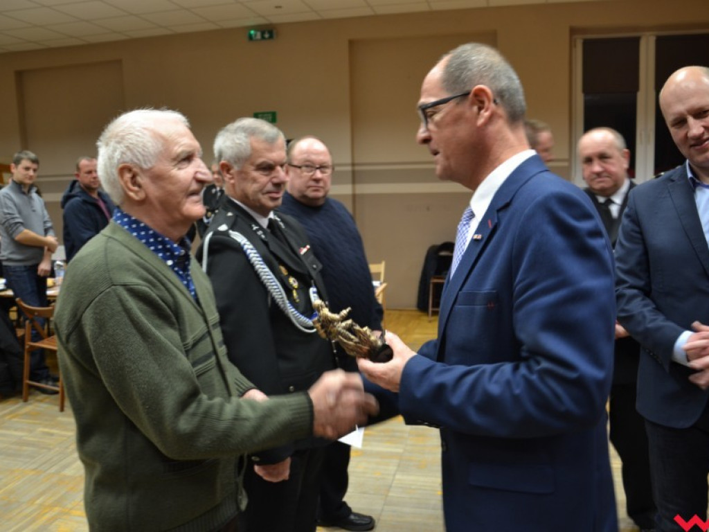 Grad odznaczeń u strażaków w Miłosławiu. Niektórzy z jednostką są już związani od pół wieku!
