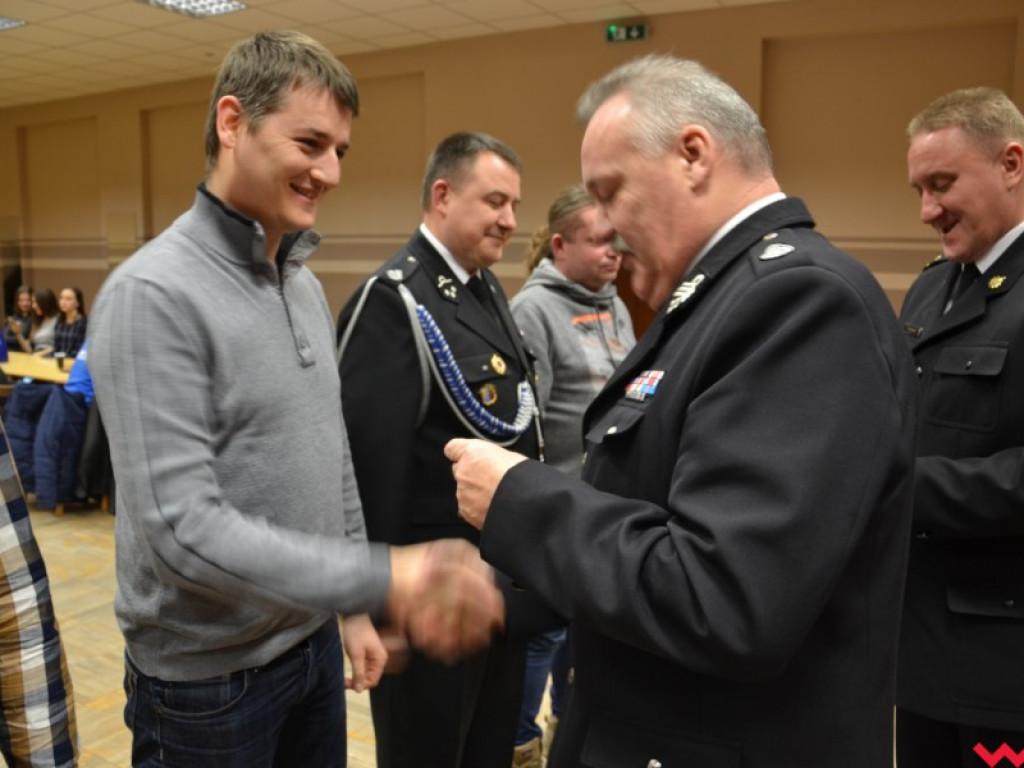 Grad odznaczeń u strażaków w Miłosławiu. Niektórzy z jednostką są już związani od pół wieku!