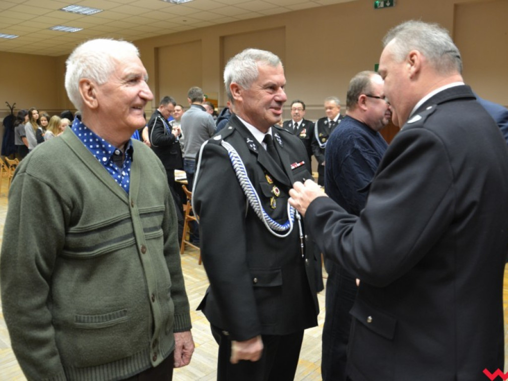 Grad odznaczeń u strażaków w Miłosławiu. Niektórzy z jednostką są już związani od pół wieku!