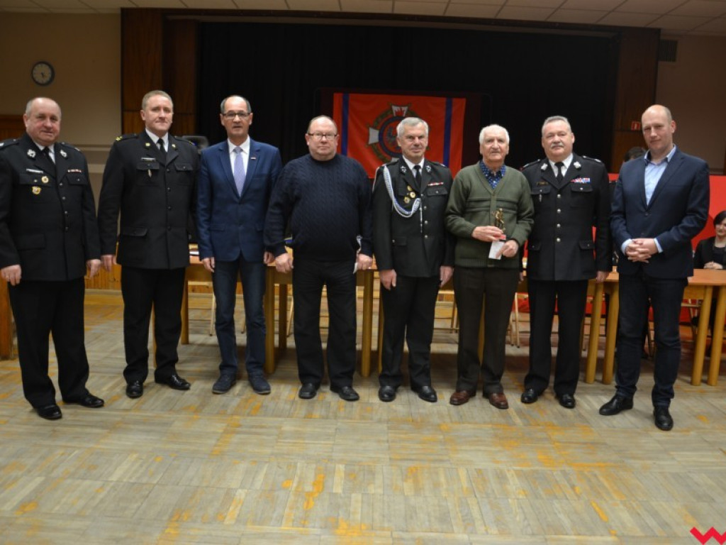 Grad odznaczeń u strażaków w Miłosławiu. Niektórzy z jednostką są już związani od pół wieku!