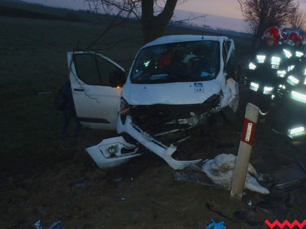 Zbyt szybka jazda i czołowe zderzenie. Dwie osoby w szpitalu