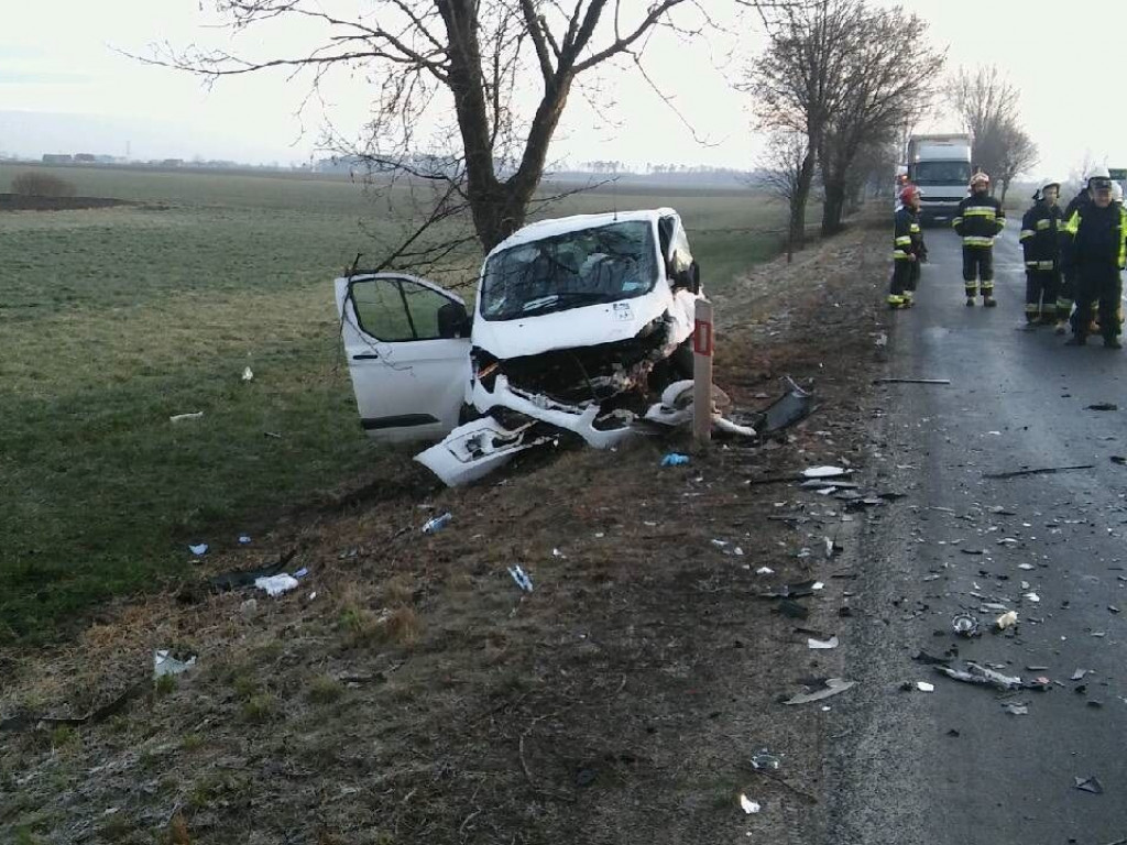 Zbyt szybka jazda i czołowe zderzenie. Dwie osoby w szpitalu