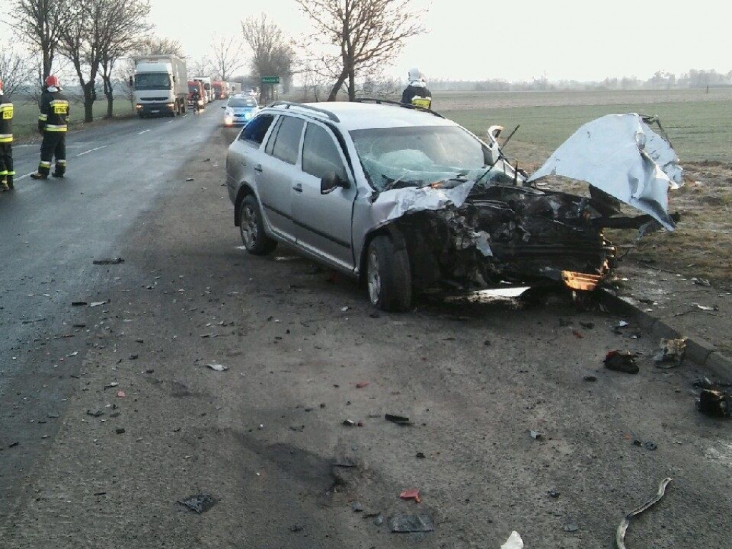 Zbyt szybka jazda i czołowe zderzenie. Dwie osoby w szpitalu
