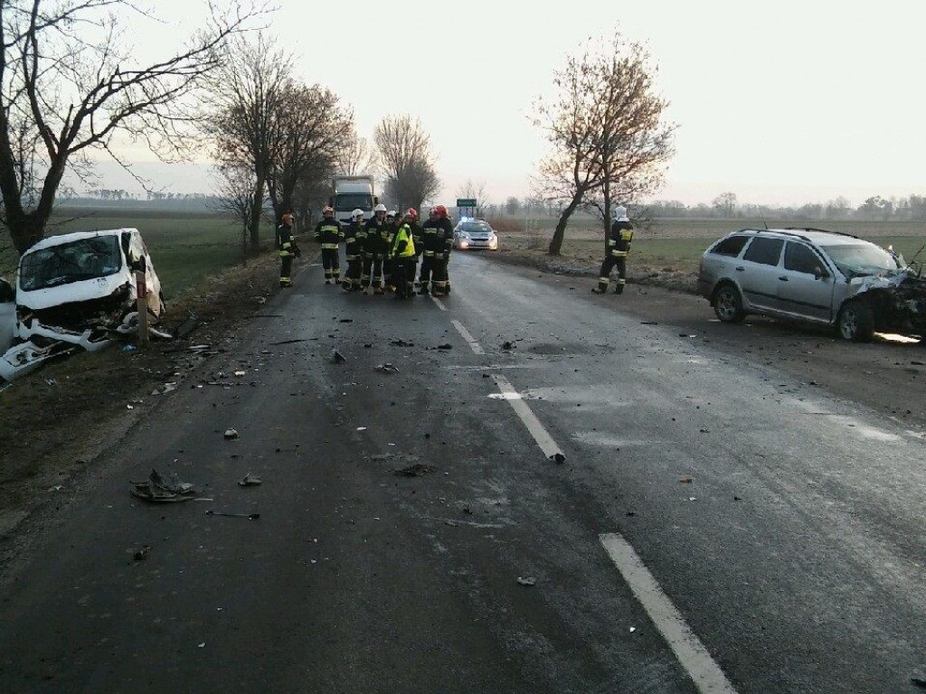 Zbyt szybka jazda i czołowe zderzenie. Dwie osoby w szpitalu