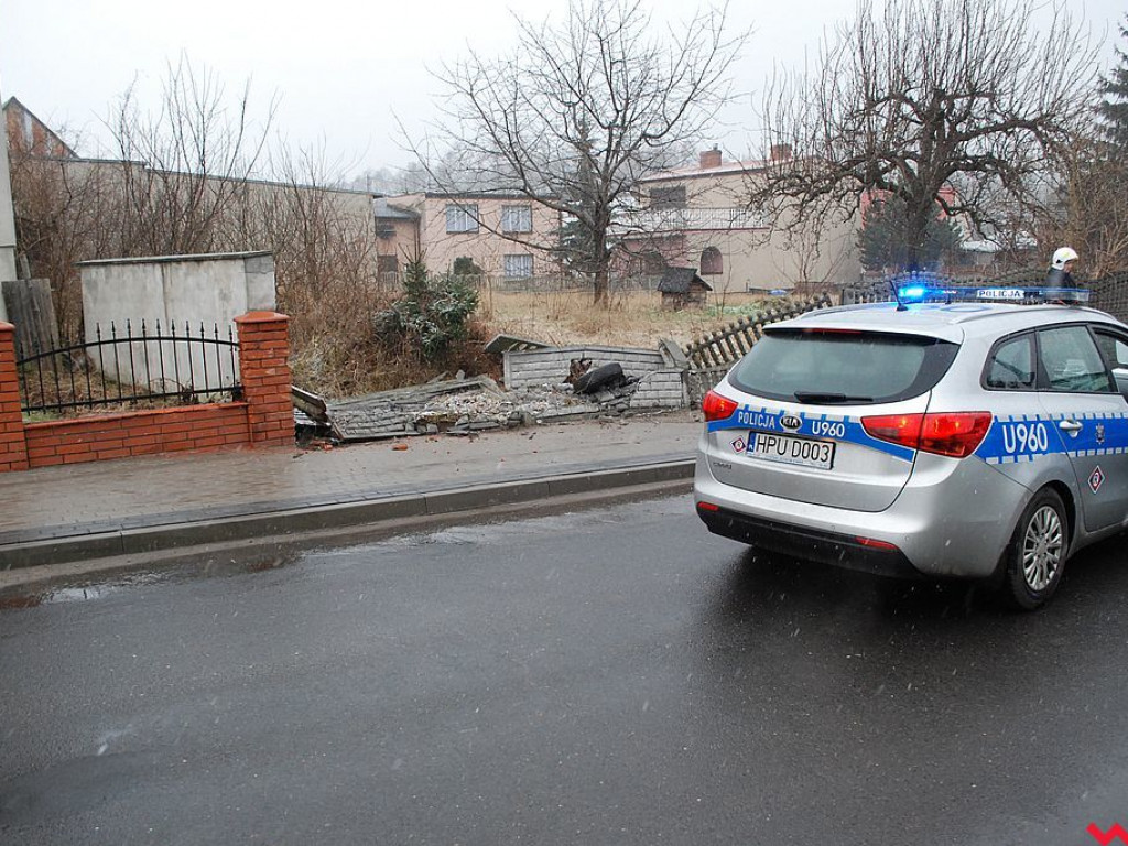 Uciekał przed policją, wylądował na płocie