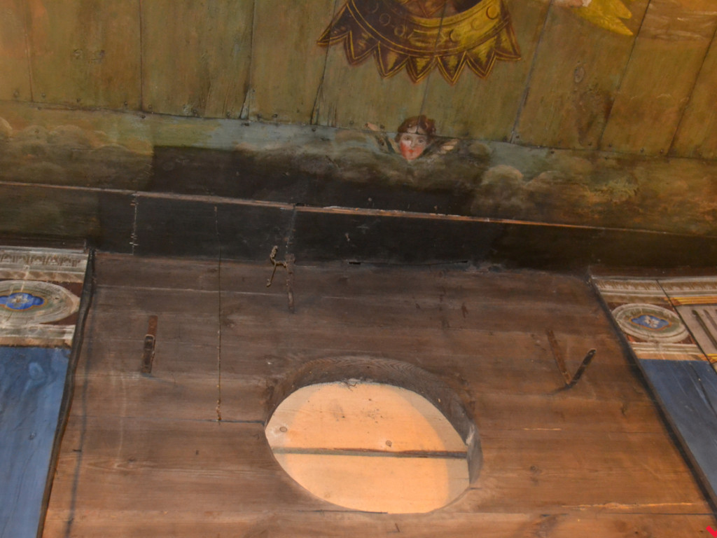 Trwa renowacja wnętrza drewnianego kościoła pw. św. Krzyża na Lipówce