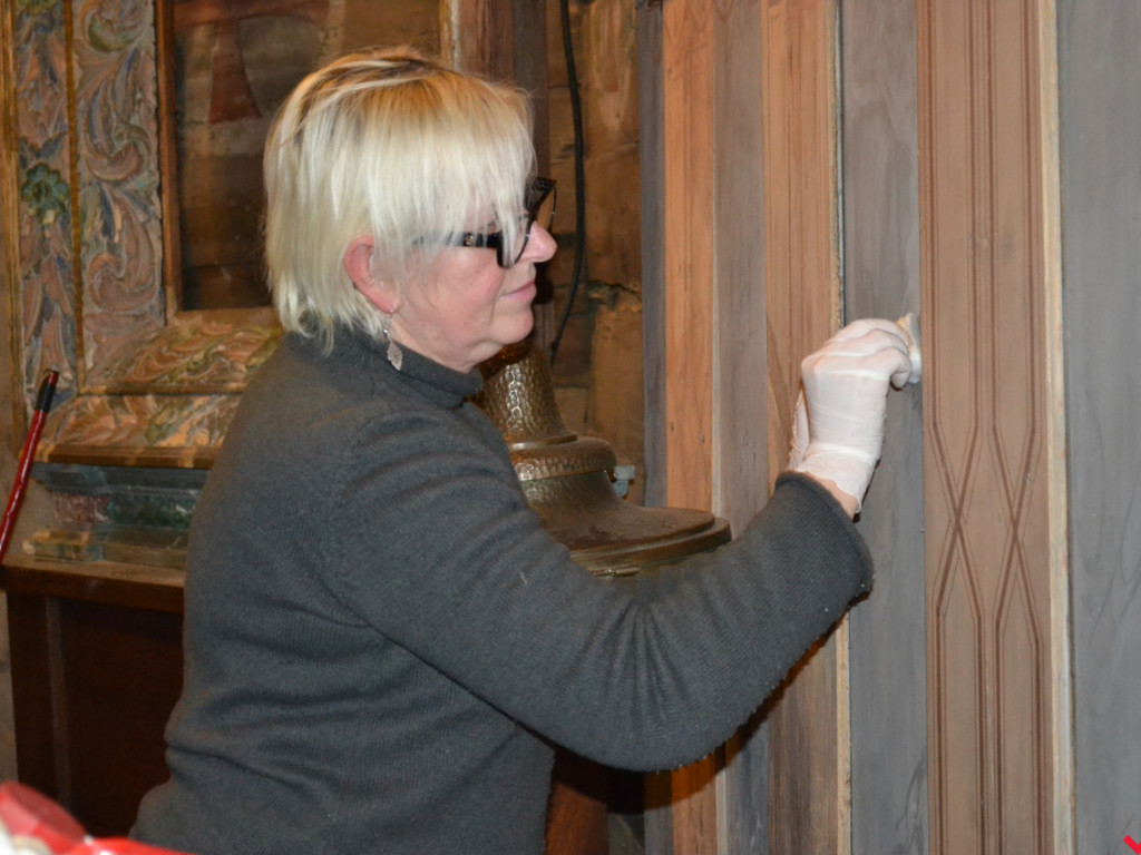 Trwa renowacja wnętrza drewnianego kościoła pw. św. Krzyża na Lipówce