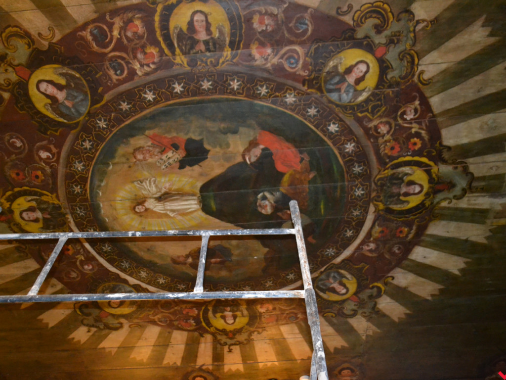 Trwa renowacja wnętrza drewnianego kościoła pw. św. Krzyża na Lipówce