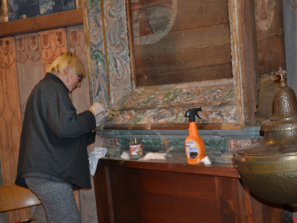 Trwa renowacja wnętrza drewnianego kościoła pw. św. Krzyża na Lipówce