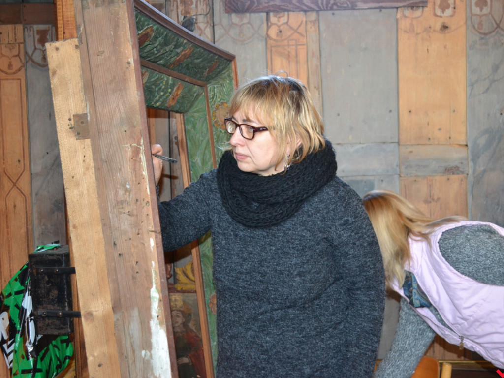 Trwa renowacja wnętrza drewnianego kościoła pw. św. Krzyża na Lipówce