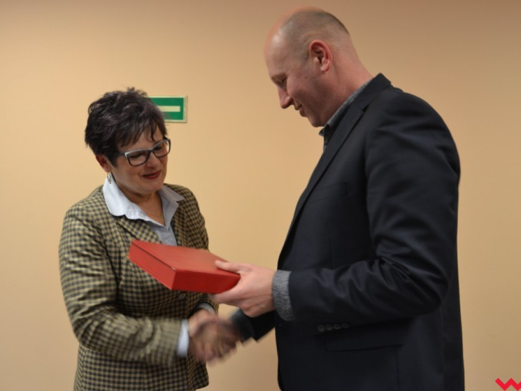 Teresa Zmuda już na emeryturze. Burmistrz z  przewodniczącym podziękowali jej za pracę